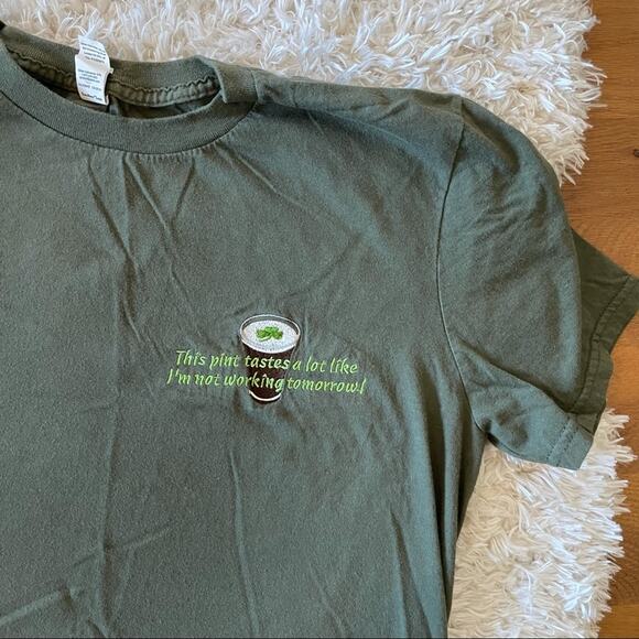 Anvil embroidered pint tastes like I’m not working tomorrow shirt size Medium M - Picture 4 of 6